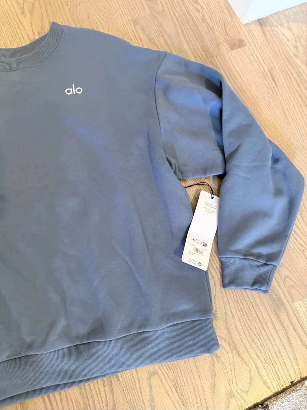 ALO Yoga Accolade Crewneck Sweatshirt in Bluestone
